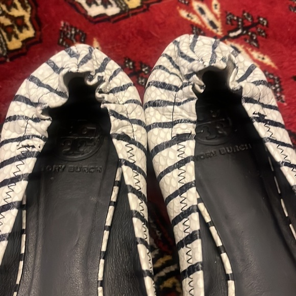 Tory Burch Minnie Stripe Travel Ballet Flats size 8.5 M gold logo leather - Picture 2 of 6